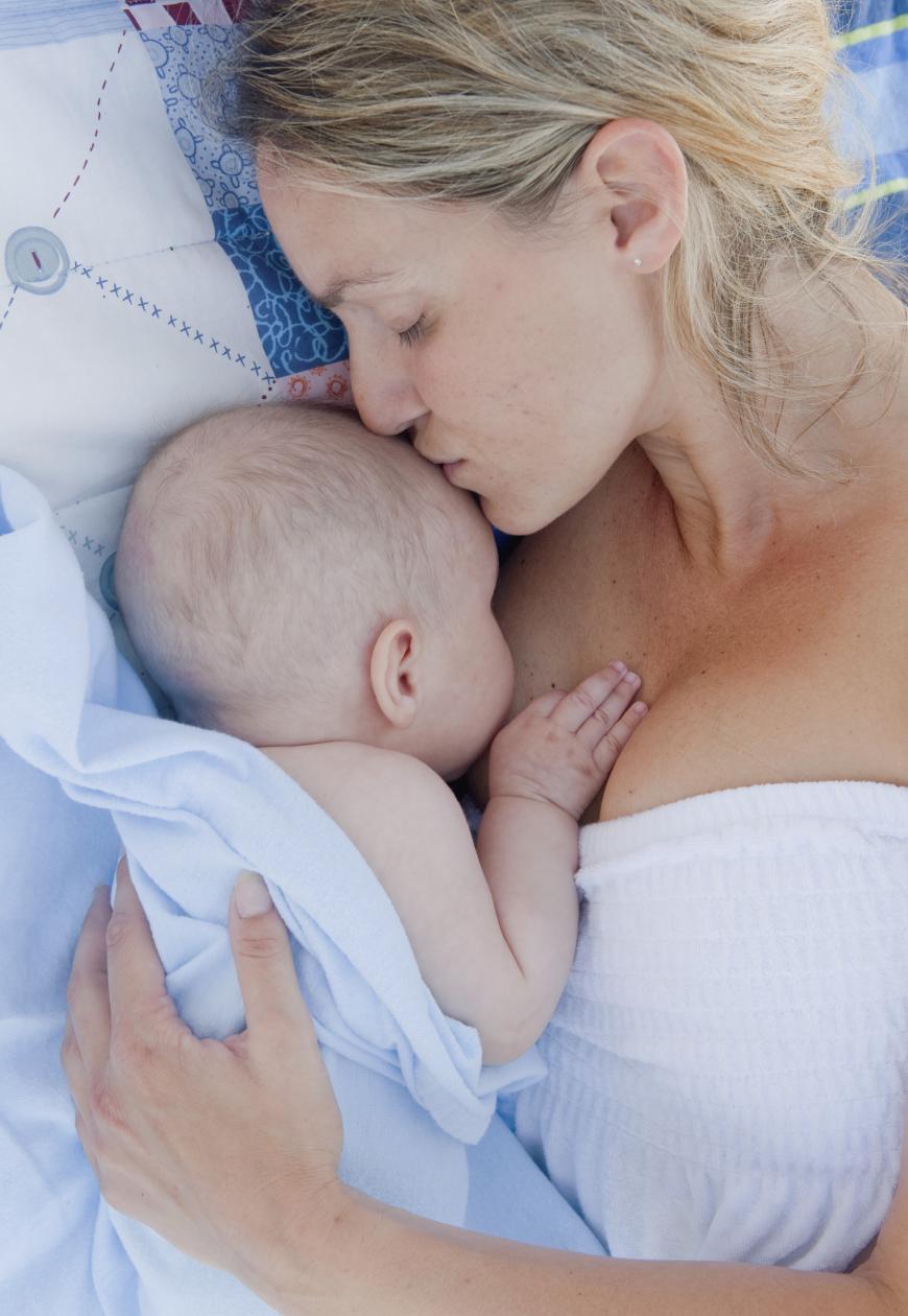 Babys können sich durch Berührungen oder Küsse anstecken, daher sollten Eltern auf Hygenie achten. Jeder, der den Säugling streicheln will, sollte sich vorher die Hände waschen.