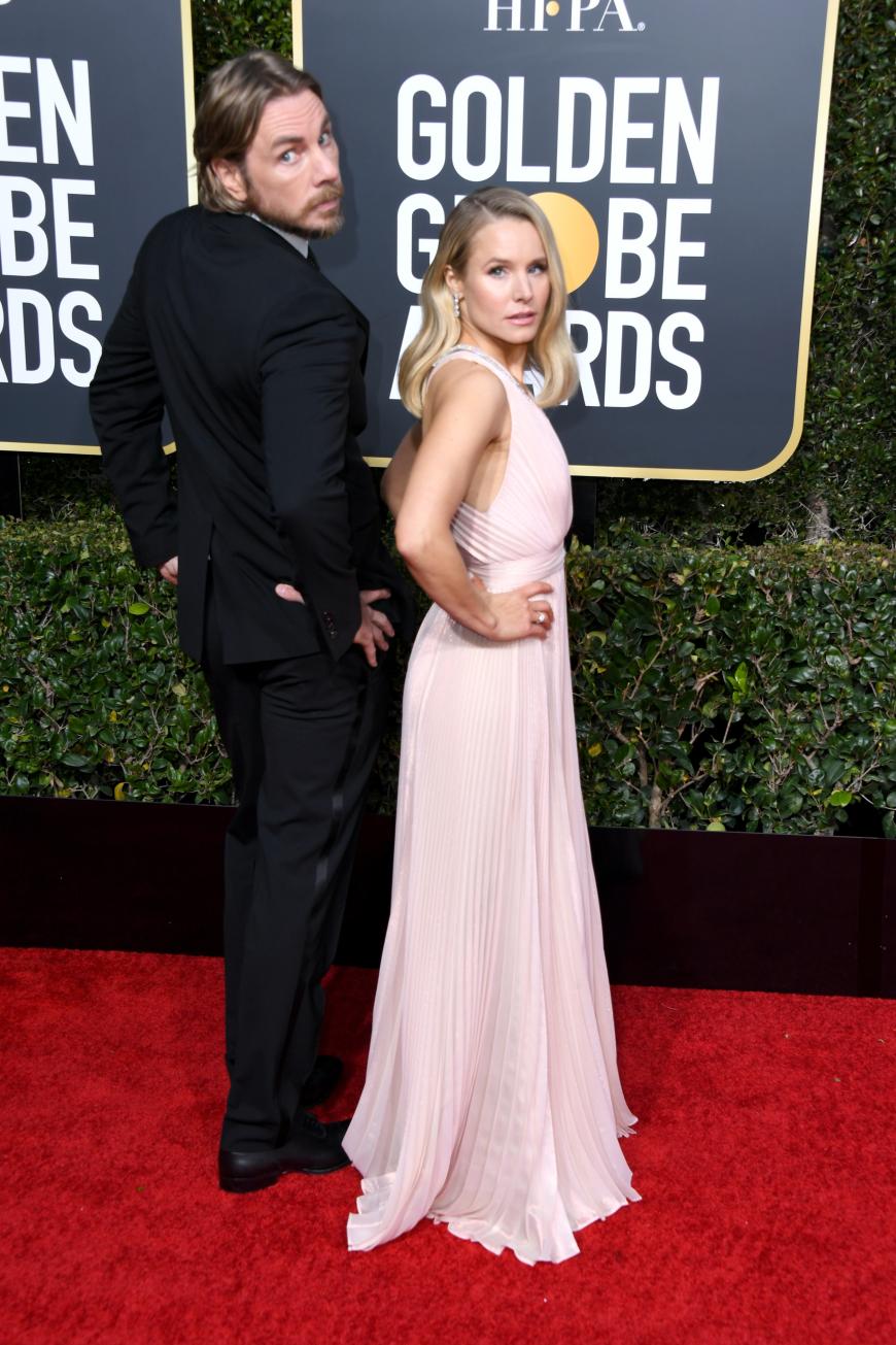 Kristen Bell und ihrem Ehemann Dax Shepard war auf dem roten Teppich offenbar nicht zum Lachen zumute. Doch beim genauen Hinsehen fällt auf, dass sich Dax über das Posing seiner Liebsten zu amüsieren scheint. Wie sympathisch!