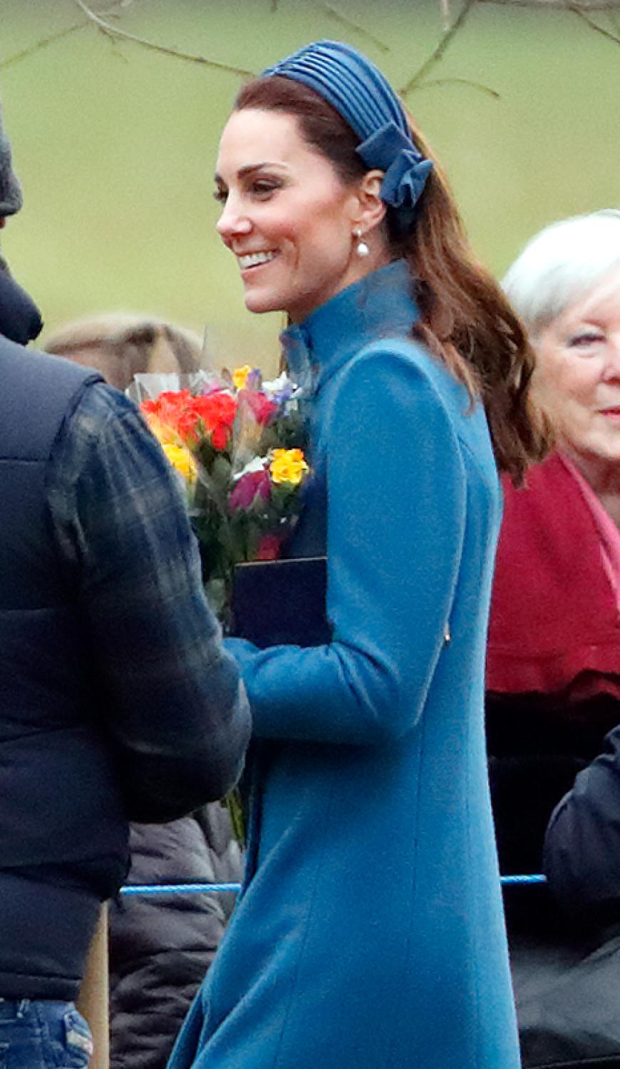 Auch in Blau sieht Kate einfach toll aus! Mit Blumen im Gepäck geht es auf Sandringham in die Kirche.