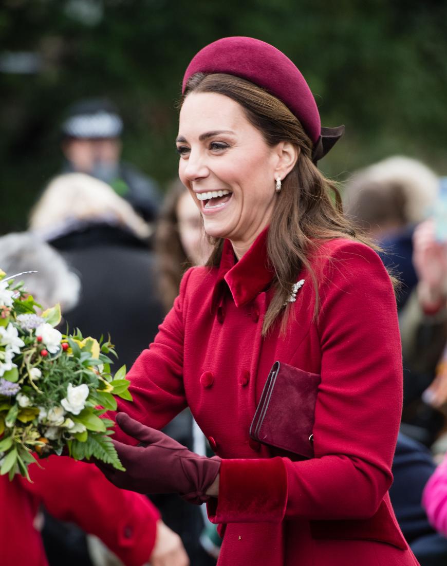 So schön kann doch nur Herzogin Kate strahlen – und auch in ihrem Outfit sieht sie einfach traumhaft aus. Deutliches Motto: Rot! Kates dunkle Mähne passt perfekt zu dem bunten Ensemble. Passend zu Weihnachten, wurde sie so am 25. Dezember 2018 auf dem Weg zur Kirche abgelichtet.