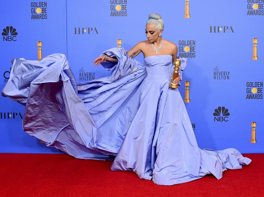 Lady Gaga war DER Hingucker des Abends. Die Schauspielerin trug ein Kleid von Valentino samt Riesen-Schleppe, mit der sie den ganzen Abend sichtlich zu kämpfen hatte und eine Halskette von Tiffany & Co.