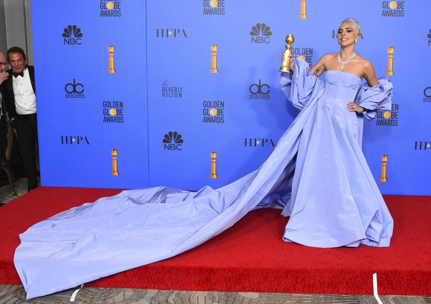 Als sie ihr Kleid am roten Teppich dann jedoch endlich perfekt drapiert hatte, konnte sie auch stolz mit ihrem Golden Globe posieren. Sie ergatterte einen Award als