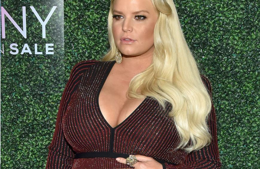 Jessica Simpson soll während ihrer dritten Schwangerschaft knapp 45 Kilogramm zugenommen haben.