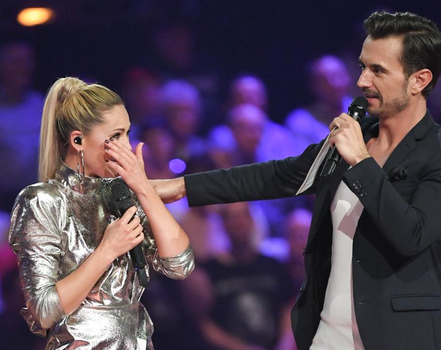 Unter dem lautstarken Jubel des Publikums der TV-Show „Schlagerchampions 2019 – Das große Fest der Besten“ lagen sich die Sängerin und der Moderator in den Armen und bei Helene kullerten sogar ein paar Tränchen.