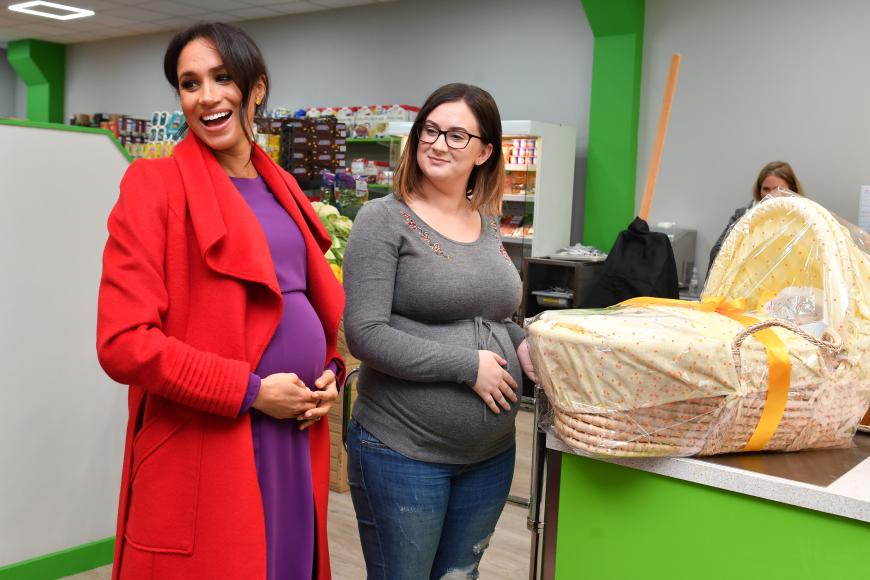 Bei einem Termin für die Organisation „Feeding Birkenhead“ überreichte Herzogin Meghan der schwangeren Angela Midgley ein Baby-Körbchen.