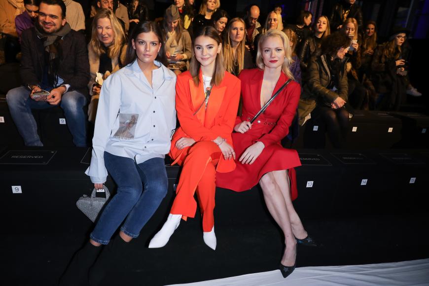 Front Row bei der Show des Designers Amesh Wijesekera: Vanessa Fuchs, Stefanie Giesinger und Franziska Knuppe (v.l.)