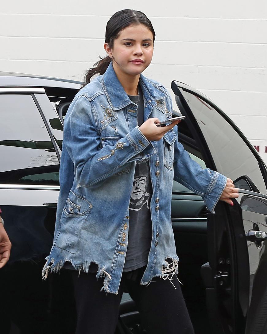 Selena Gomez hat sich nach viermonatiger Auszeit wieder in den sozialen Netzwerken zurückgemeldet.