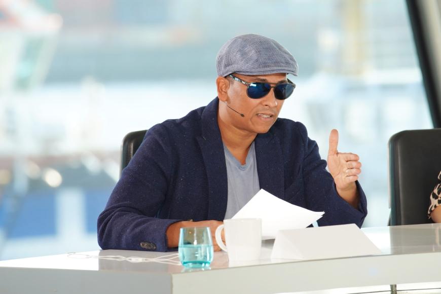 Der Grund: der DSDS-Juror leidet an einer leichten Form von Epilepsie, einer Nervenkrankheit, die durch zu schnell wechselndem Licht ausgelöst werden kann.