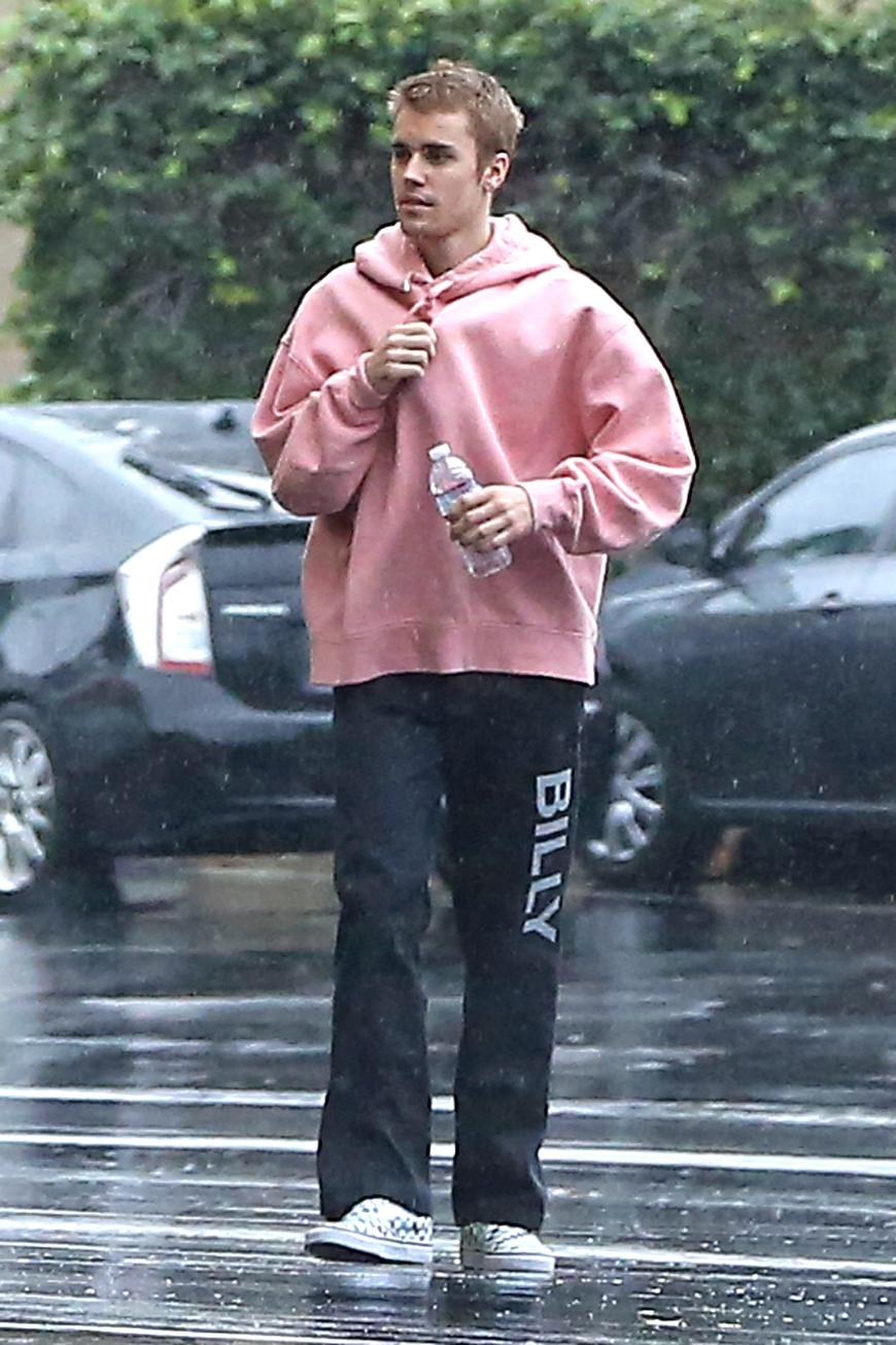 Justin warf sich in einen rosafarbenen Hoody und trotzte mit seinem sommerlichen Outfit dem Regen in L.A.