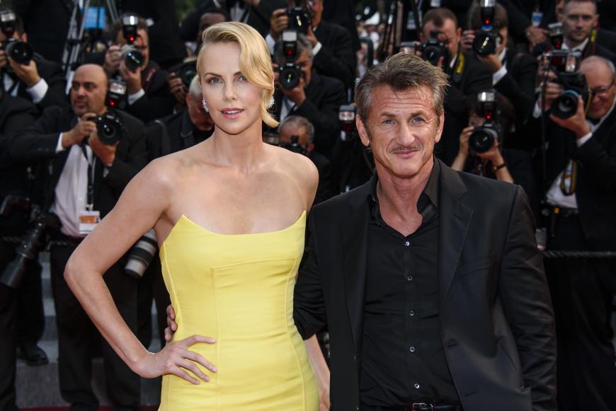 Ausgerechnet Charlize Therons Ex Sean Penn soll die Schauspieler einander vorgestellt haben. Die hübsche Blondine und Sean waren eineinhalb Jahre liiert. 2015 folgte das plötzliche Liebes-Aus.
