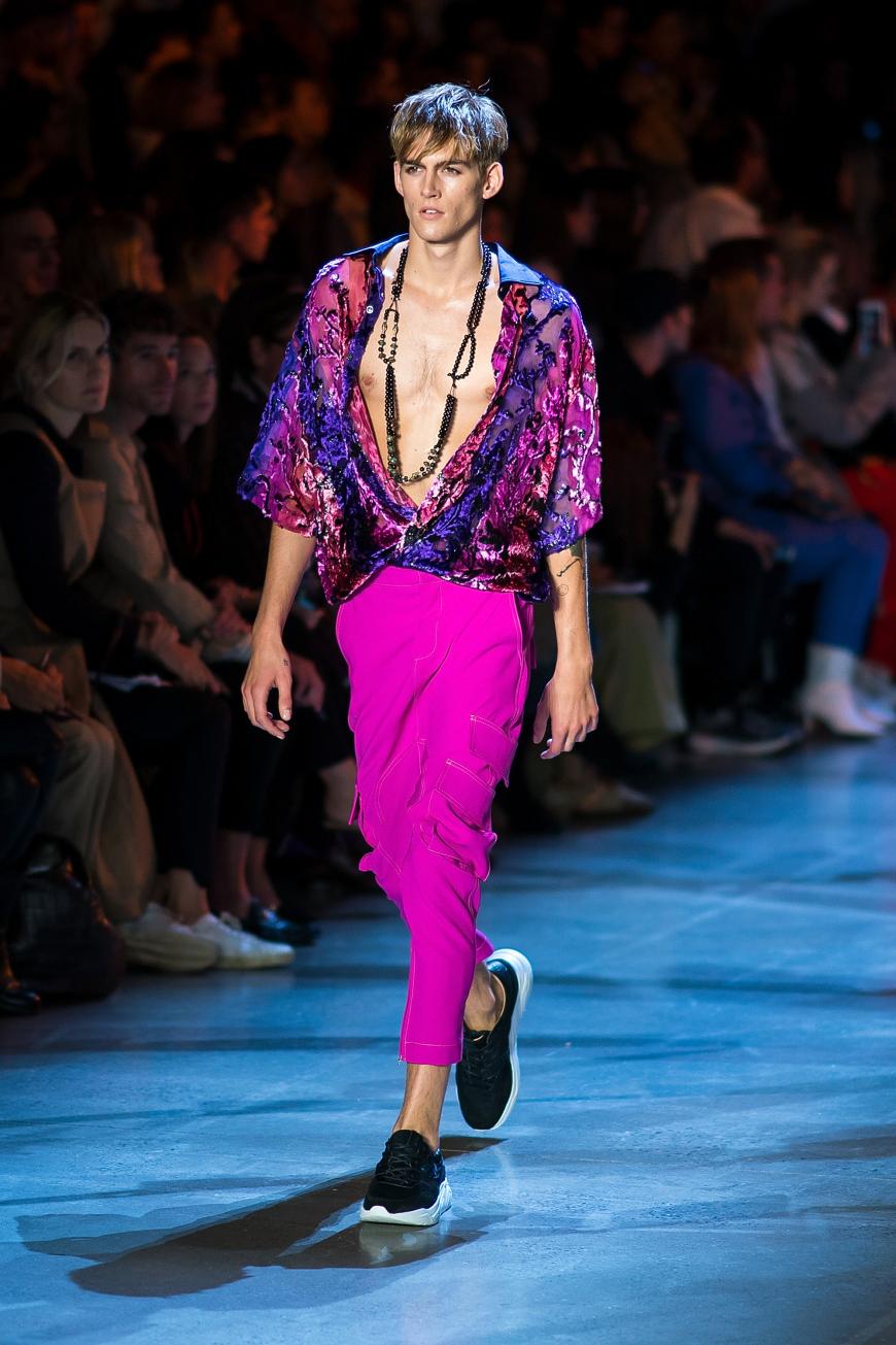 Presley Gerber bei der New York Fashion Week. Sein Gesicht sieht eingefallen aus, der Körper ist schmächtig.