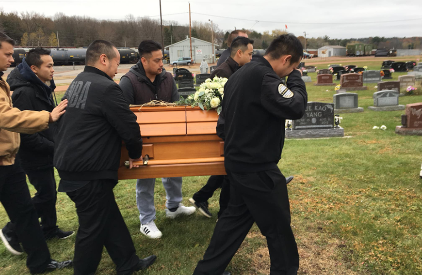 Verwandte tragen den Sarg des Jungen auf den Friedhof.
