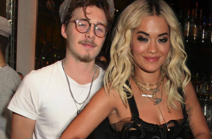 Rita Ora soll vor zwei Jahren eine Sommerromanze mit Brooklyn Beckham gehabt haben. Der Sohn von Victoria und David Beckham sei damals gerade einmal 18 Jahre alt gewesen.
