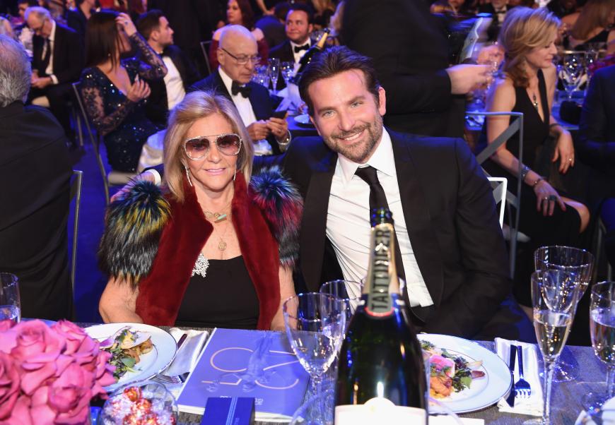 Sweet! Bradley Cooper wurde von seiner Mama Gloria Campano begleitet. Doch wo war Irina Shayk?