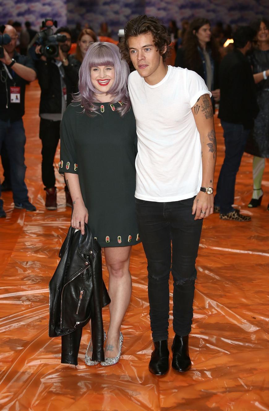 Harry Styles, hier neben Kelly Osbourne, hat selbst mindestens 55 Tattoos.