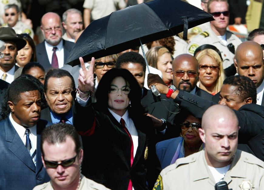 Siegeszeichen nach dem Prozess: 2005 wurde Michael Jackson wegen Kindesmissbrauchs freigesprochen, jetzt steht er erneut am Pranger.