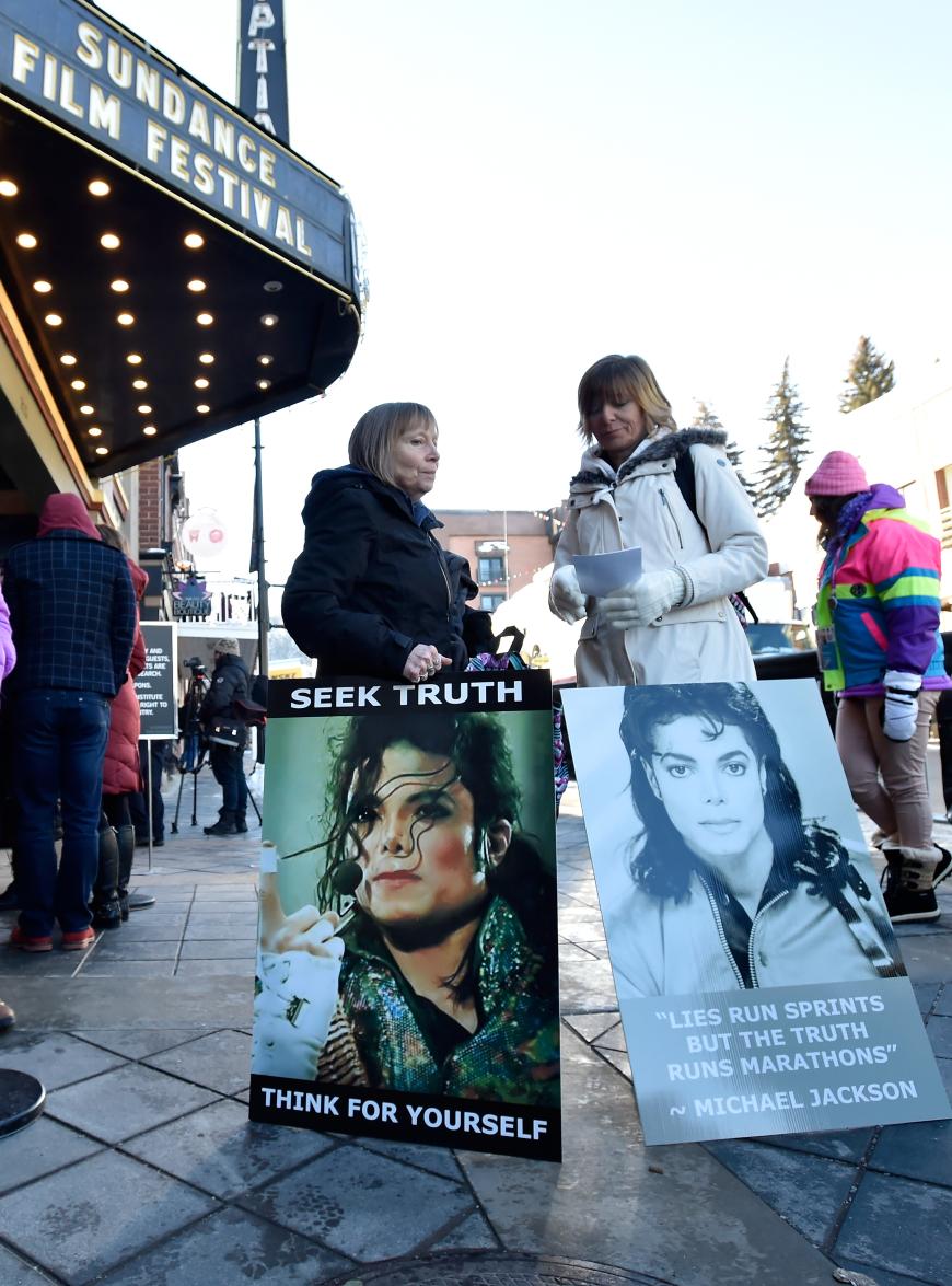 Proteste vorm Kinosaal in Utah, USA: Da Jasckson freigesprochen wurde, wollen viele Anhänger den verstorbenen Musiker nicht erneut am Pranger sehen.
