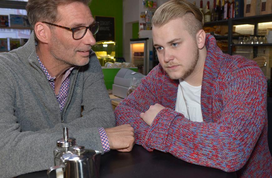 Mit Ersatzpapa Alex bespricht Jonas seine Probleme. Ob der da jetzt noch helfen kann?