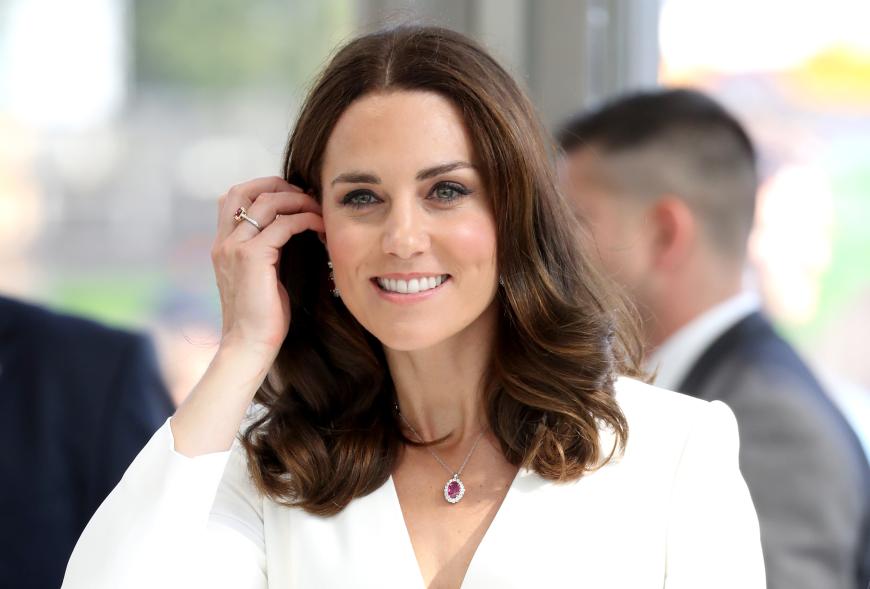 Während viele ihrer royalen Kolleginnen vor Botox inzwischen völlig mimikfrei durchs Leben wandeln, sah Herzogin Kate bislang keinen Grund, etwas gegen ihren Falten zu tun - bis jetzt!