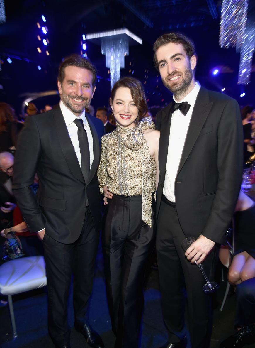 An der Seite von Bradley Cooper (l.) gaben Emma Stone und Dave McCary vergangenes Wochenende ihr gemeinsamen Paar-Debüt bei den „SAG Awards“.