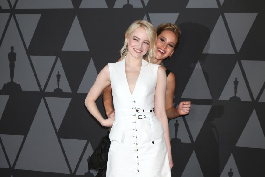 Emmas beste Freundin Jennifer Lawrence soll sich um den Junggesellinnenabschied kümmern. Das könnte spaßig werden, schließlich ist sie für ihre humorvolle Art bekannt.