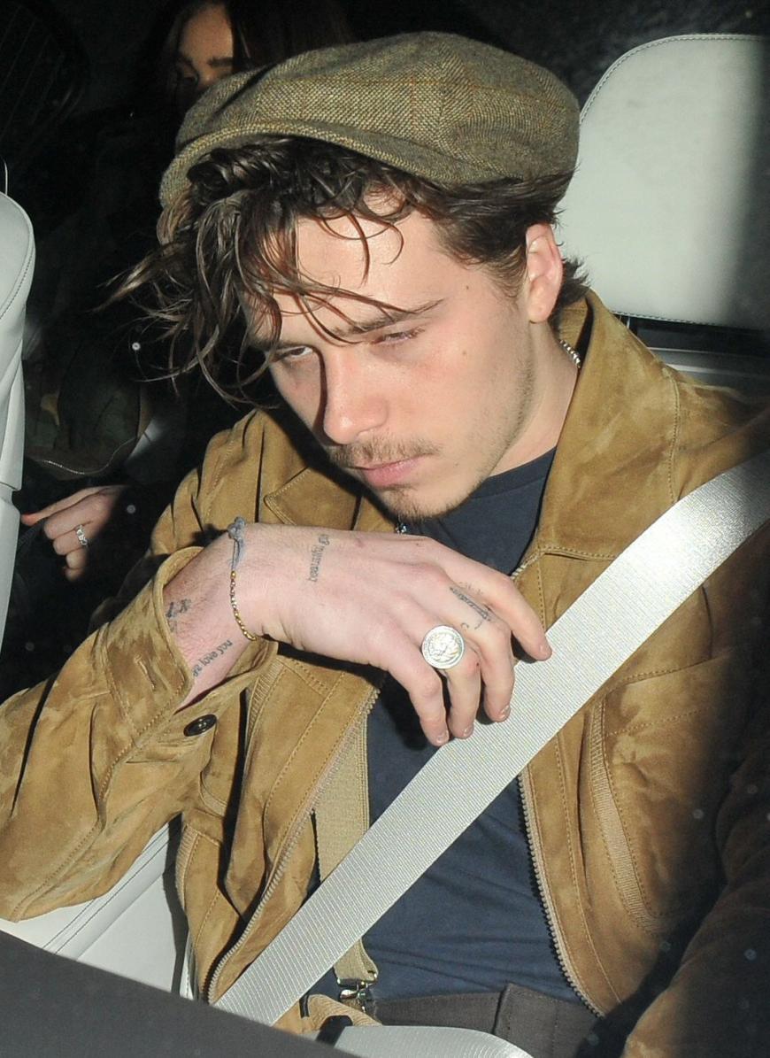 Kaum noch die Äuglein offen halten kann Brooklyn Beckham nach den GQ Car Awards in London. Gut, dass ein Chauffeur den Promi-Sohn und Freundin Hana Cross nach Hause fährt, denn in diesem Zustand kann der Twen definitiv NICHT mehr selbst hinterm Steuer sitzen ...