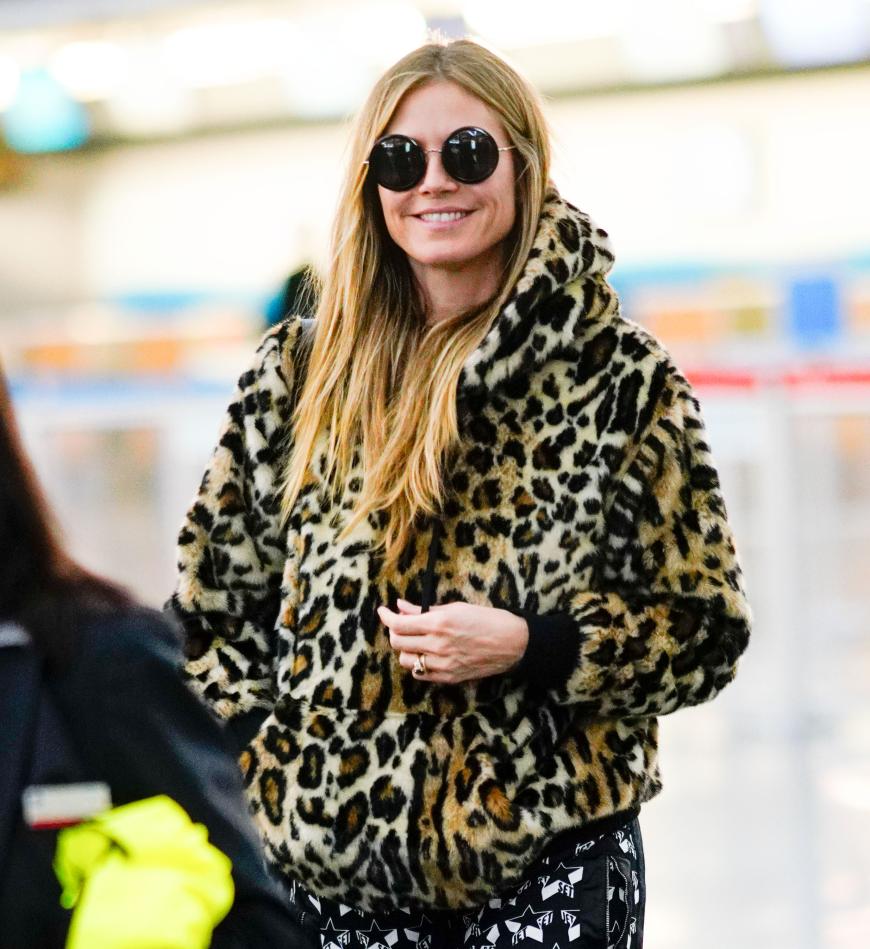 Heidi Klum wurde am Flughafen von Los Angeles von Paparazzi geknipst, und sowohl ihr Grinsen als auch ihr Look deuten auf eine Schwangerschaft hin.