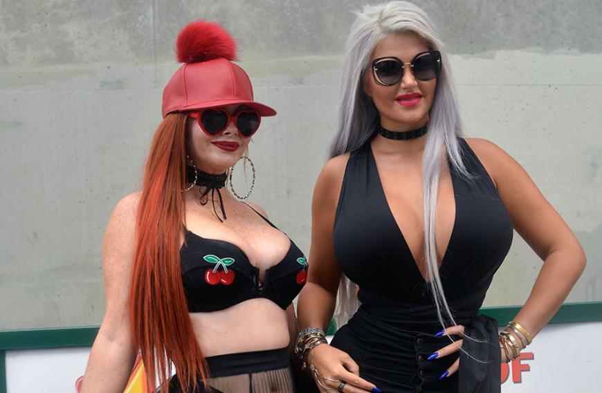 Aufgrund ihrer Rippenentfernung wurde Sophia Vegas (r.) für ihre Schwangerschaft heftig kritisiert - doch ihre Tochter kam gesund zur Welt.