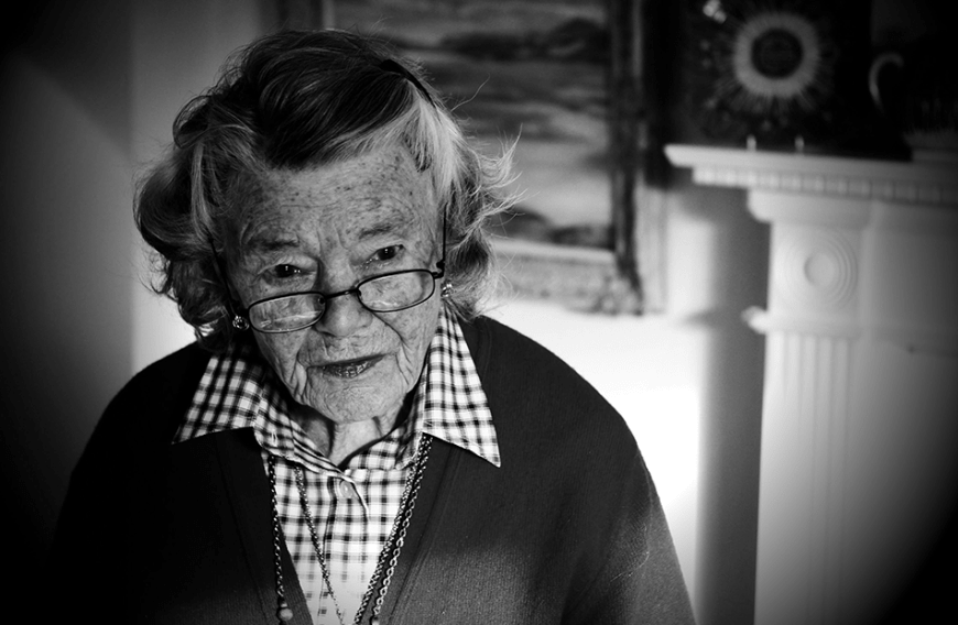 Die britische Schriftstellerin Rosamunde Pilcher, die als “Meisterin der Liebesschnulze” gilt, ist im Alter von 94 Jahren verstorben. Das bestätigte jetzt ihr Sohn Robin Pilcher. “Bis Weihnachten ging es ihr super”, erklärte der Hinterbliebene. Im neuen Jahr soll Pilcher an einer Bronchitis erkrankt sein, am Sonntag, 3. Februar, erlitt sie dann einen Schlaganfall “und erlangte nie wieder das Bewusstsein.” Die Mutter von 4 Kindern begann Ende der 40er Jahre Liebesgeschichten für Frauenmagazine zu schreiben. Seitdem hat sie Bücher mit einer Gesamtauflage von insgesamt 60 Millionen Exemplaren weltweit verfasst. Ihre romantischen Geschichten sind eng mit der Landschaft Englands und Schottlands verknüpft. Das ZDF hat mehr als hundert ihrer Erzählungen und Romane verfilmt.