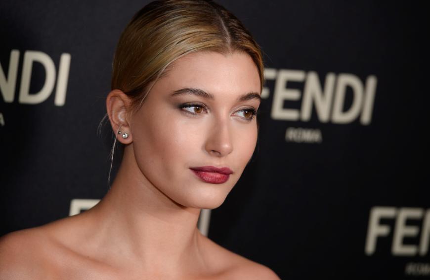 Ehefrau Hailey kam ziemlich ins Straucheln, als sie gebeten wurde, genau diese umstrittenen Styles ihres Liebsten zu bewerten.