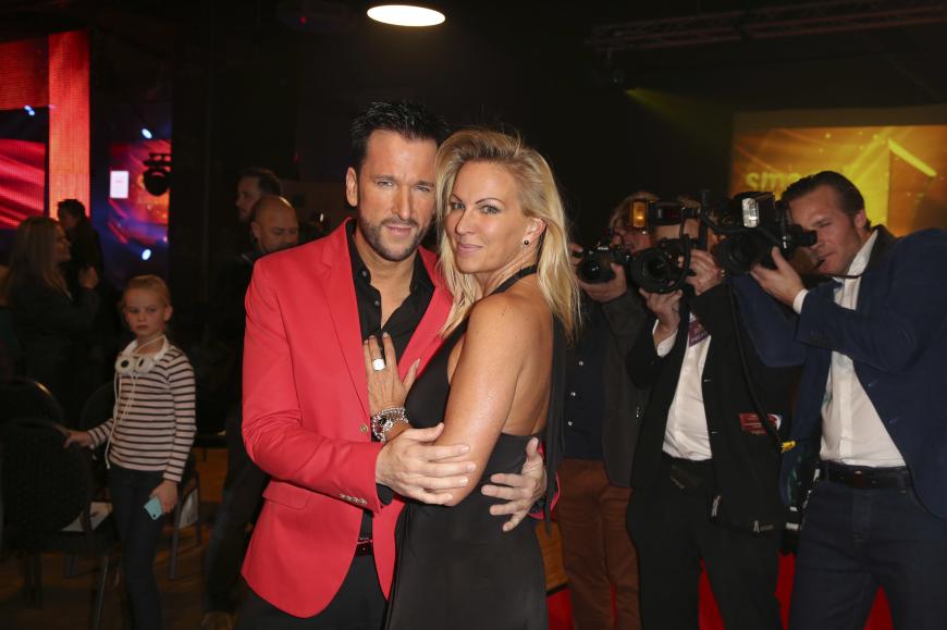 Doch so schnell heiraten können die beiden Turteltauben noch nicht. Schließlich ist der Schlagerstar noch mit seiner Ex Claudia Norberg verheiratet.
