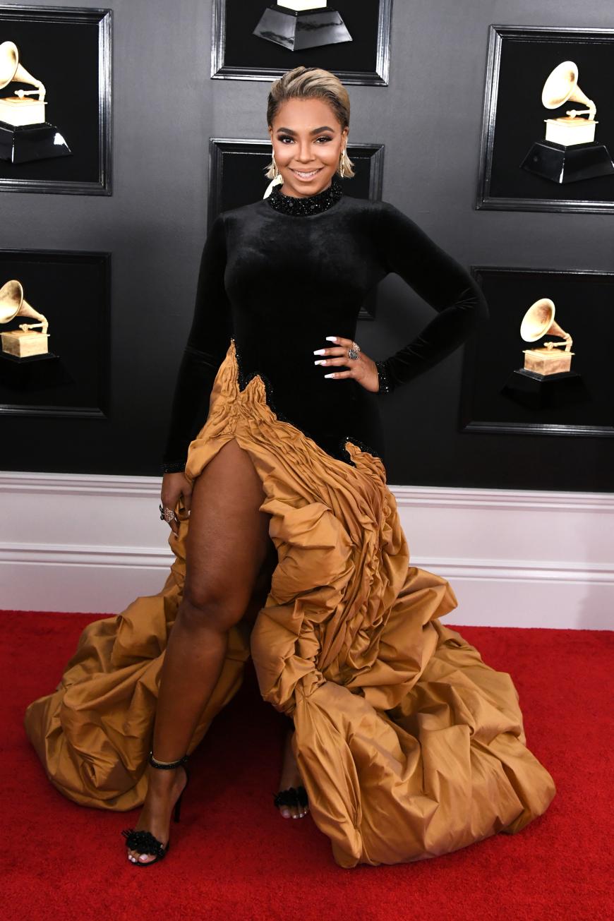 Was man von Ashanti leider nicht behaupten kann – uns konnte ihr Outfit leider nicht überzeugen.