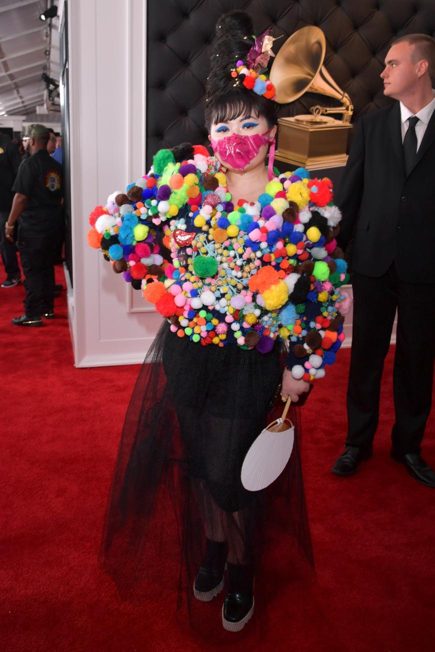 Wenn ein Clown in ein Bällebad fällt – daran erinnert uns der Look von Künstlerin Du Yen.