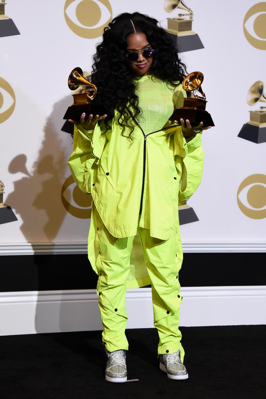 Die Sängerin H.E.R., alias Gabriella Wilson, dürfte sich über zwei Grammys freuen. Ihr Neon-Outfit war allerdings gar nicht preiswürdig ...