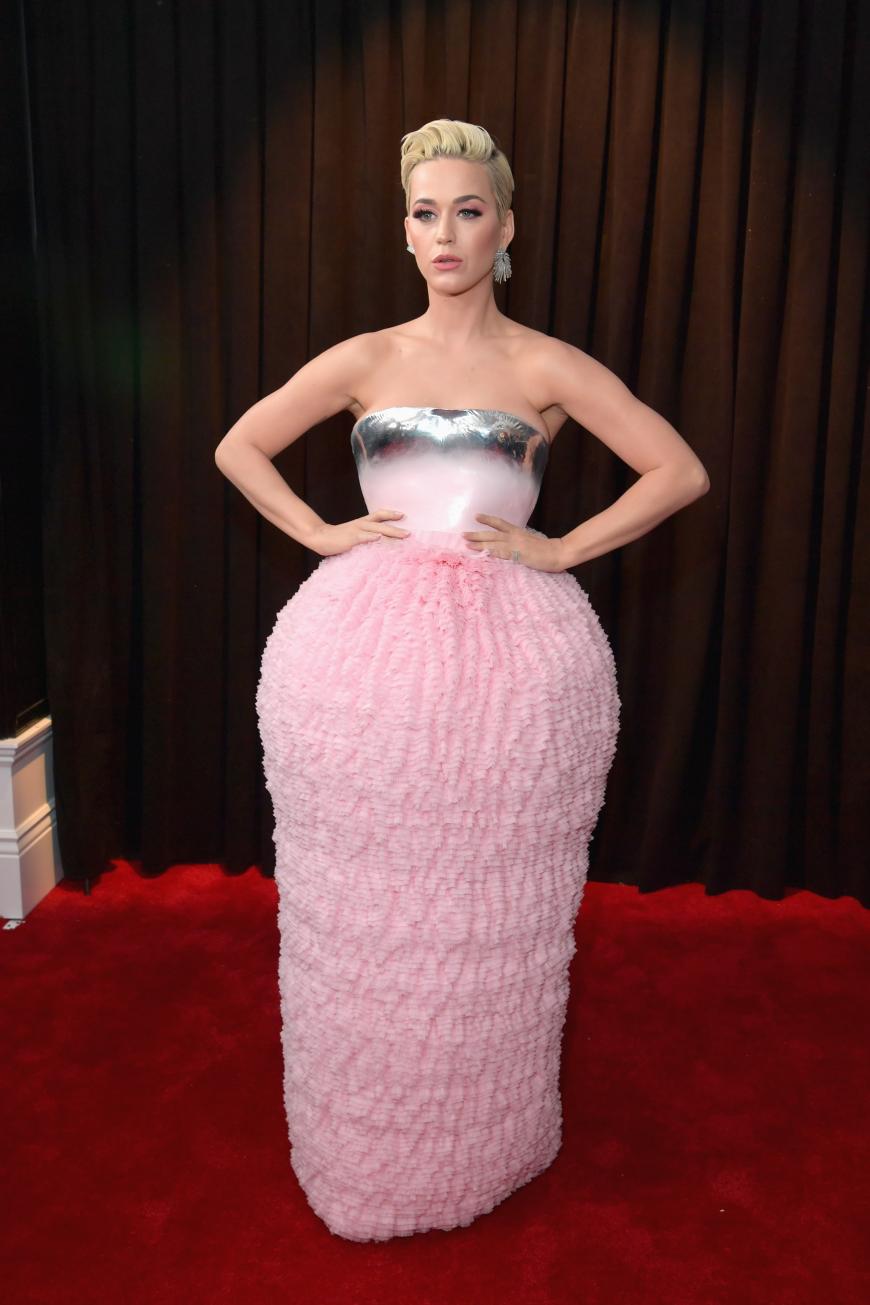 Uii, Katy Perry hat sich mit ihrem rosa Look mal eben ein bisschen runder um die Hüften geschummelt – ob das so beabsichtigt war?