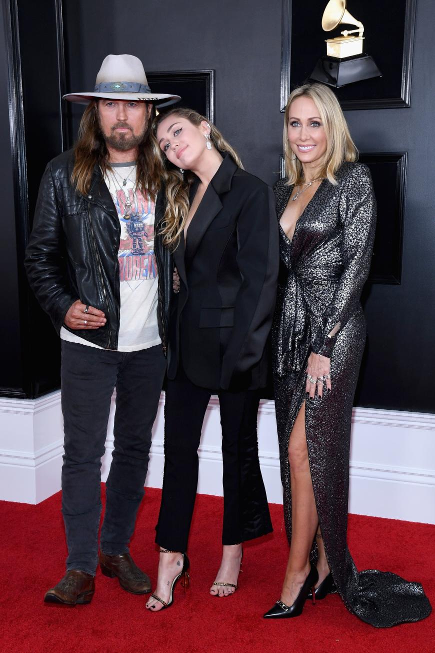 Perfektes Trio! Miley Cyrus lief ungewohnt elegant mit ihren Eltern Billy Ray und Tish Cyrus über den Roten Teppich.