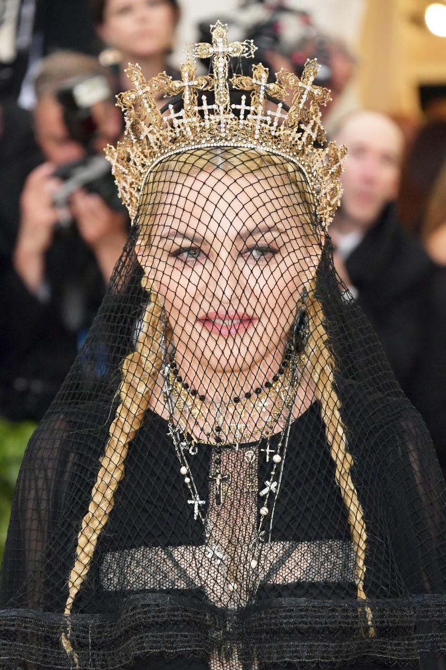 Madonna verhüllt ihr Gesicht unter einem Netz-Schleier – etwa um die OP-Narben zu vertuschen?