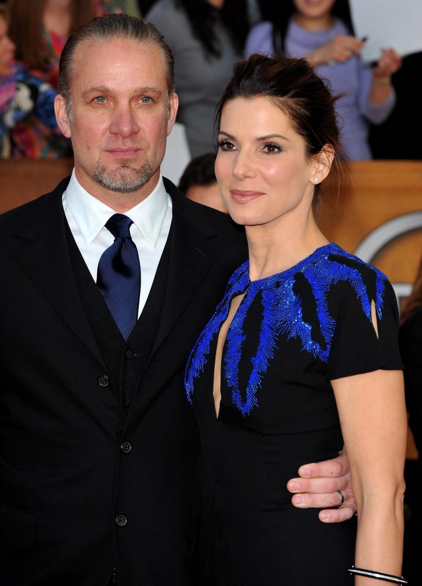Ihr Ex-Mann Jesse James brach Sandra Bullock das Herz und demütigte sie öffentlich. Seitdem ist sie anscheinend in Liebesdingen vorsichtiger geworden.