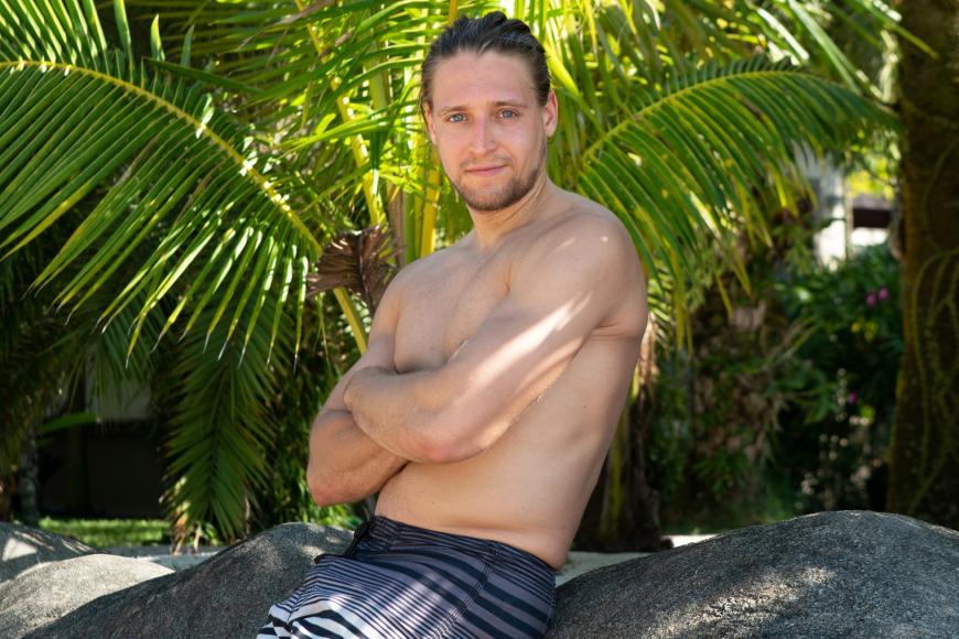 Arthemon, 26, aus Berlin: Weltenbummler und Tennis-Lehrer
Der eitle, aber dennoch coole Tennislehrer Arthemon ist in Florida aufgewachsen, hat in Australien und Neuseeland gelebt. Seine interessante Surfer-Boy-Art wird bei den vergebenen Frauen auf