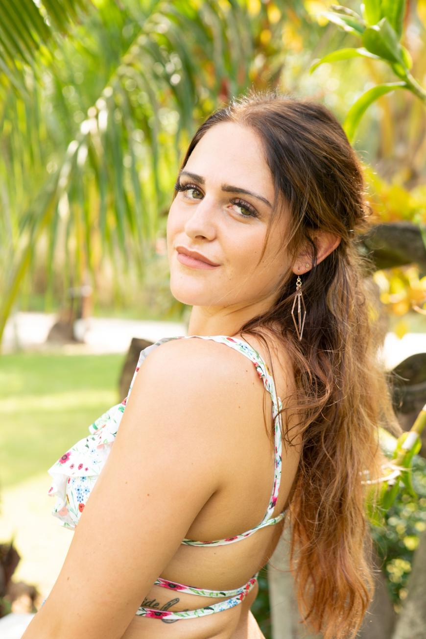 Jenni, 22, aus Berlin: Die feierfreudige Springreiterin
Dank ihres Studiums in Sportwissenschaften kann Jenni mit ihrer großen Leidenschaft für den Sport und einem sexy Körper bei den vergebenen Männern punkten. Ihre Lieblingssportart ist Springreiten. Die feierfreudige Jenni ist in Flirtlaune, weil sie gerade aus einer längeren Beziehung kommt und es sich endlich wieder leisten kann. Die Berlinerin genießt ihre flirtige Freiheit und ist dabei nicht auf den Mund gefallen. Wird sie mit ihrer kecken Art bei den Männern auf
