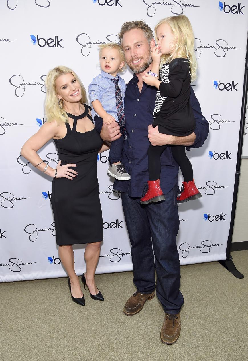 Jessica Simpson ist in zweiter Ehe mit Eric Johnson verheiratet. Gemeinsam bekamen sie Tochter Maxwell und Sohn Ace.