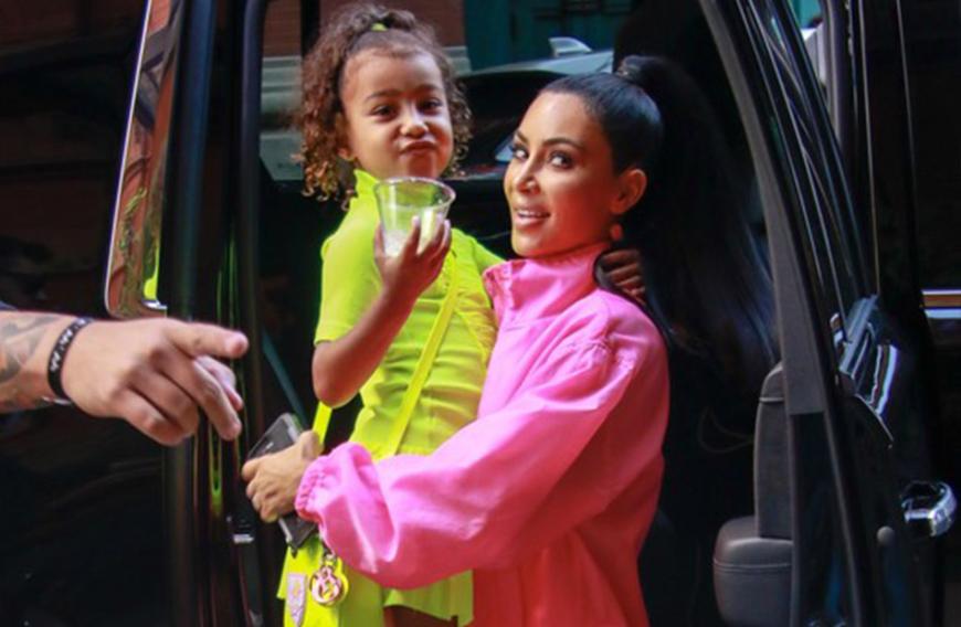 North West ist gerade einmal fünf Jahre alt und scheint sich schon einen kleinen Verehrer geangelt zu haben.
