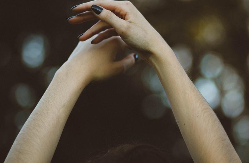Armhaare sind etwas ganz natürliches, dennoch stören die kleinen Härchen viele Frauen. Mit diversen Methoden kannst du sie aber ganz schnell loswerden.