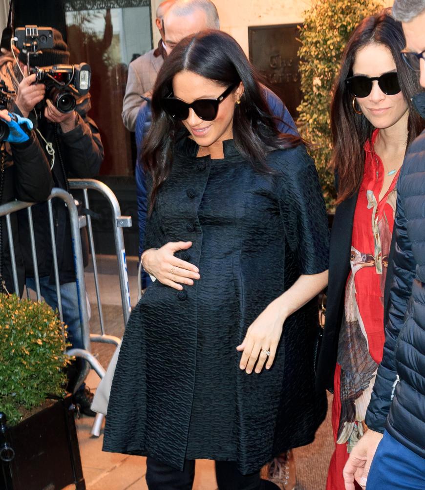 Mit dicker Babykugel machte sich die Herzogin topgestylt zur Babyparty. An ihrer Seite: Ex-„Suits“-Kollegin Abigail Spencer.