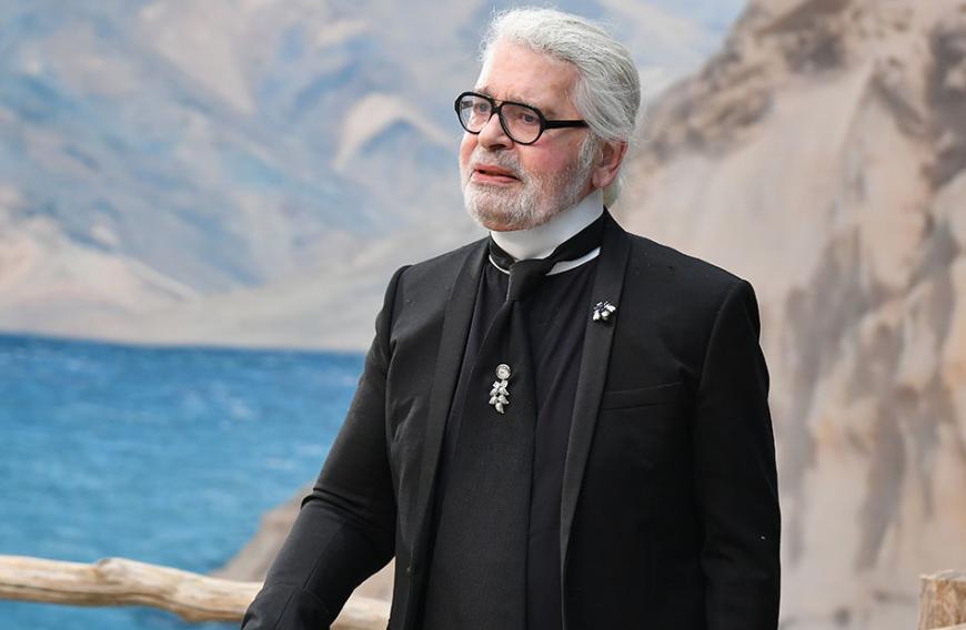 Karl Lagerfelds Auftritte wie diese - ohne Sonnenbrille - waren eine echte Seltenheit!
