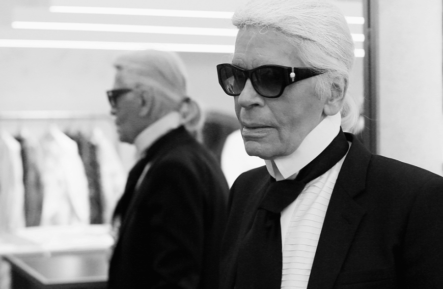 Es ist traurige Gewissheit: Lagerfeld ist tot. Der deutsche Modeschöpfer starb am 19. Februar im Alter von 85 Jahren. Bereits am Montagabend sei er französischen Medienberichten zufolge in eine Pariser Klinik eingeliefert worden und am Dienstagmorgen dort verstorben. Die Todesursache ist noch nicht bekannt. Im Jahr 2015 hatte der Kreativdirektor von Chanel noch betont, dass er nicht daran denke in Rente zu gehen, da er noch viel zu beschäftigt sei. Trotz seines hohen Alters liebte er seinen Beruf und entwarf weiterhin Kollektionen, unter anderem auch für sein eigenes Label und die Marke Fendi.