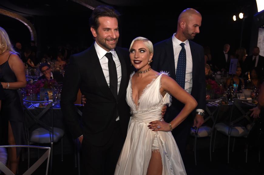 Es wird spekuliert, dass Schauspielkollege Bradley Cooper der Grund für das Liebes-Aus ist. Denn es scheint so, als würde die beiden mehr als nur Freundschaft verbinden.