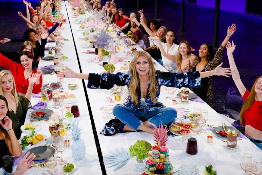 Heidi Klum hat ihre GNTM-Reise mit 50 Mädchen in Berlin begonnen. Doch nur eine kann