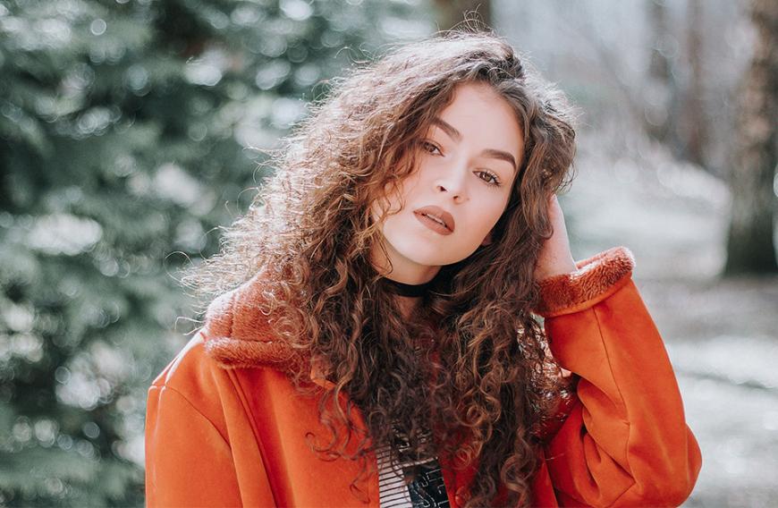 Hätten wir nicht gerne alle traumhafte Locken? Mit diesen Tricks zauberst du dir tolle Curls – und die halten richtig lange!