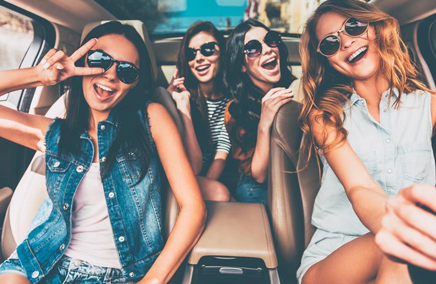 Rund, eckig, bunt oder schlicht – dieses Jahr warten wieder tolle Sonnenbrille-Trends auf dich! Wetten, dass das passende Accessoire für dich dabei ist?